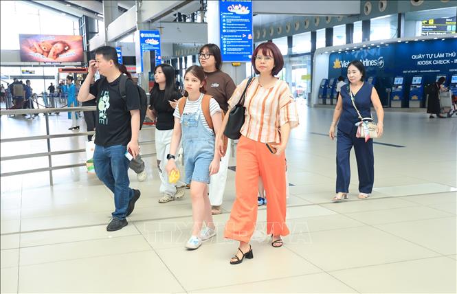 Nhiều gia đình trở lại địa phương sau kỳ nghỉ lễ kéo dài 4 ngày, tại nhà ga nội địa T1 - sân bay quốc tế Nội Bài. Ảnh: Quốc Khánh - TTXVN