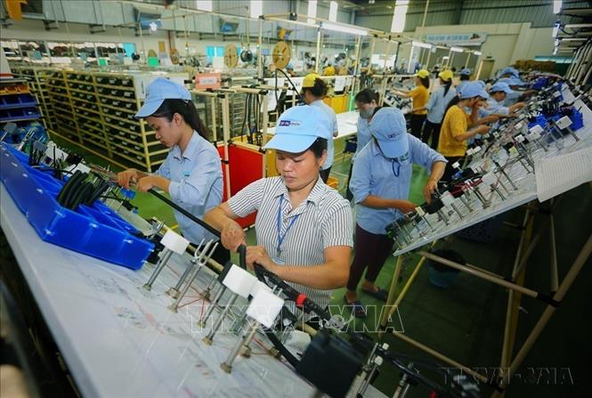 Sản xuất linh kiện điện, điện tử tại Công ty TNHH linh kiện tự động Minda Việt Nam (vốn đầu tư của Ấn Độ) tại Vĩnh Phúc. Ảnh: Danh Lam – TTXVN
