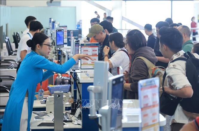 Khách làm thủ tục tại quầy của Hãng hàng không quốc gia Việt Nam (Vietnam Airlines), sân bay quốc tế Nội Bài trong ngày cuối của kỳ nghỉ lễ. Ảnh: Quốc Khánh - TTXVN