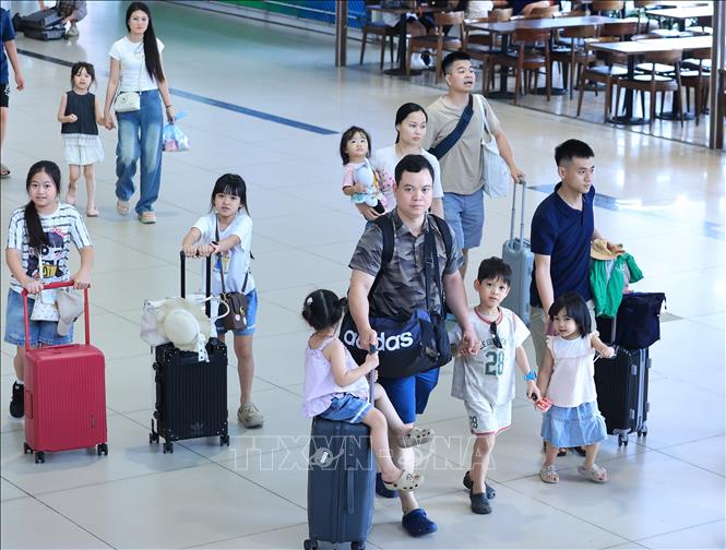 Nhiều gia đình vội vã quay trở lại địa phương sau kỳ nghỉ lễ kéo dài 4 ngày, tại nhà ga nội địa T1 sân bay quốc tế Nội Bài. Ảnh: Quốc Khánh - TTXVN
