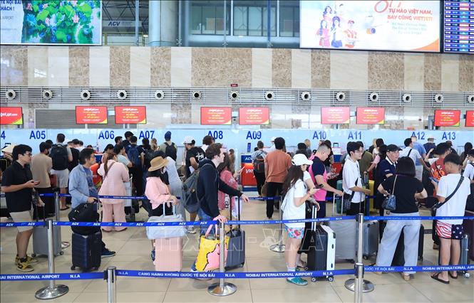 Người dân và du khách làm thủ tục tại nhà ga nội địa T1 sân bay quốc tế Nội Bài trong ngày cuối cùng của kỳ nghỉ lễ 30/4 - 1/5. Ảnh: Quốc Khánh - TTXVN