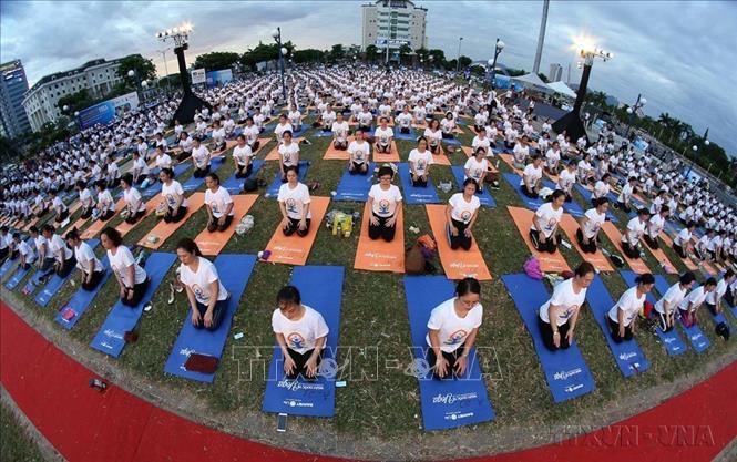 Khởi nguồn từ Ấn Độ, Yoga phát triển mạnh mẽ những năm qua và ngày càng phổ biến, trở thành một phần không thể thiếu trong đời sống của nhiều người Việt Nam, là sợi dây kết nối người dân giữa hai nước Việt Nam - Ấn Độ. Trong ảnh: Đồng diễn Yoga nhân Ngày Quốc tế Yoga lần thứ 5. Ảnh: Trần Lê Lâm - TTXVN
