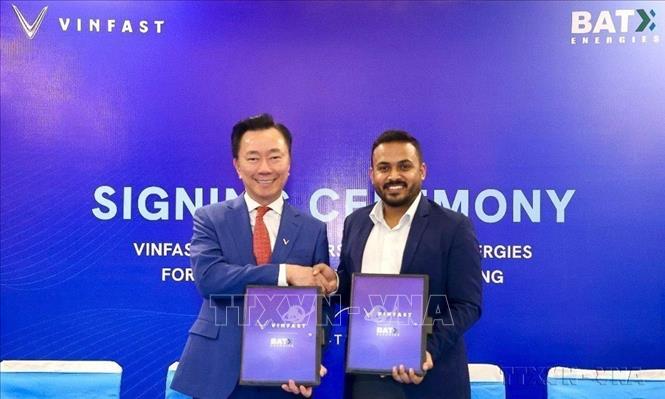 Ông Phạm Sanh Châu, Tổng Giám đốc VinFast châu Á (bên trái) và ông Utkarsh Singh, Tổng Giám đốc BatX Energies ký thỏa thuận hợp tác chiến lược nhằm thiết lập các dịch vụ tái chế và tái sử dụng pin, đặt nền móng cho chuỗi giá trị pin tích hợp tại Ấn Độ, đồng thời thể hiện cam kết mạnh mẽ của VinFast trong việc phát triển giao thông điện bền vững (Ấn Độ,11/7/2025). Ảnh: TTXVN phát