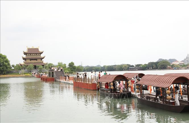 Du khách thăm quan tại chùa Vàng, phường Hoa Lư dịp nghỉ lễ. Ảnh: Đức Phương - TTXVN