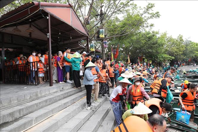 Du khách thăm quan tại Khu du lịch Tam Cốc – Bích Động dịp nghỉ lễ. Ảnh: Đức Phương - TTXVN