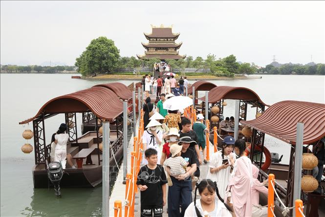 Du khách thăm quan tại chùa Vàng, phường Hoa Lư dịp nghỉ lễ. Ảnh: Đức Phương - TTXVN