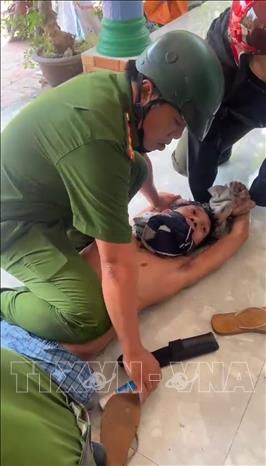 Lực lượng công an khối chế nghi phạm trong vụ sát hại vợ và con 2 tháng tuổi gây rúng động dư luận tại xã Vĩnh Công, Tây Ninh. Ảnh: TTXVN phát