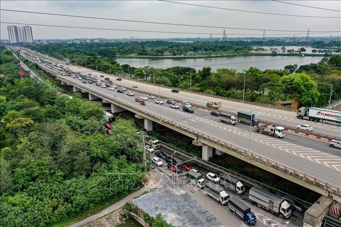 Các phương tiện di chuyển thuận lợi theo hướng từ cầu Thanh Trì qua Vành đai 3 hướng về Linh Đàm. Ảnh: Trung Nguyên - TTXVN