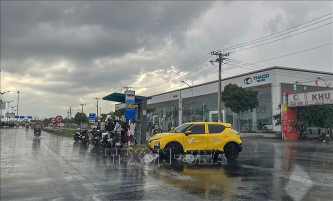 Cơn mưa xuất hiện sau thời gian dài nắng nóng giúp thời tiết ở Cần Thơ mát mẻ, dễ chịu. Ảnh: Thanh Liêm - TTXVN