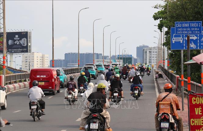 Cầu Bình Triệu 2 khá thông thoáng  trong buổi trưa ngày cuối của kỳ nghỉ lễ 30/4. Ảnh: Thanh Vũ-TTXVN

