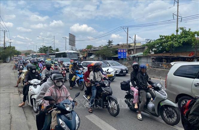 Quốc lộ 1A (đoạn qua xã Nhựt Tân) khá đông xe vào cuối kỳ nghỉ lễ 30/4. Ảnh: Hồng Đạt-TTXVN
