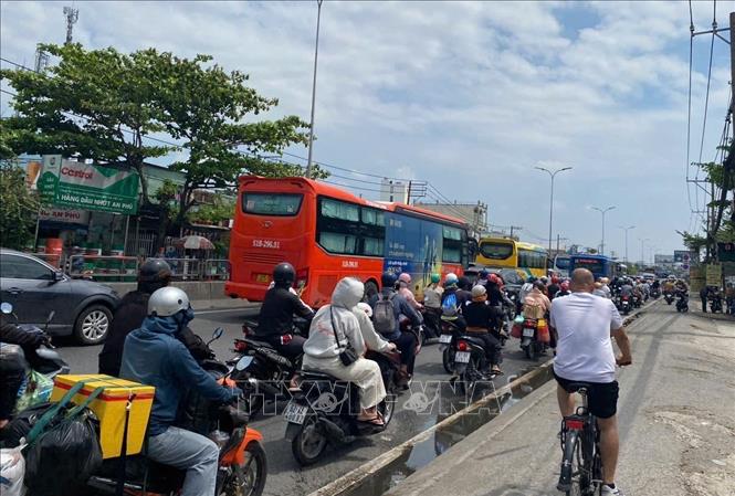 Quốc lộ 1A (đoạn qua xã Nhựt Tân) khá đông xe vào cuối kỳ nghỉ lễ 30/4. Ảnh: Hồng Đạt-TTXVN
