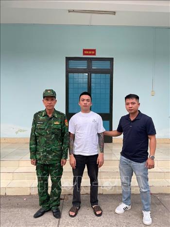 Đối tượng Nguyễn Văn Hải (giữa), trú tại Thôn Hà Môn, xã Bố Trạch, tỉnh Quảng Bình bị truy tìm liên quan đến hành vi “Lừa đảo chiếm đoạt tài sản” bị bắt giữ tại Đồn Biên phòng Cửa khẩu quốc tế Mộc Bài. Ảnh: TTXVN phát