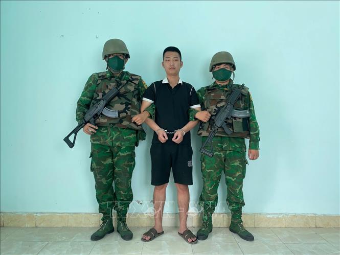 Đối tượng Nguyễn Tấn Tài, quê quán tỉnh Quảng Ngãi, bị truy nã về tội “Mua bán trái phép chất ma túy” bị bắt giữ tại Đồn Biên phòng Cửa khẩu quốc tế Mộc Bài. Ảnh: TTXVN phát