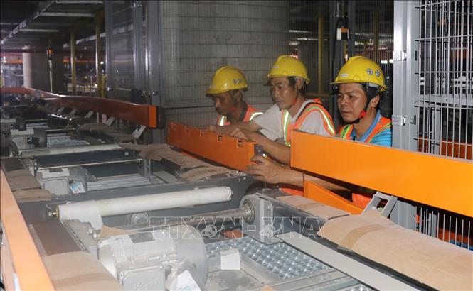 Người lao động lắp đặt hệ thống vận chuyển hành lý nhà ga hành khách sân bay Long Thành. Ảnh: Công Phong - TTXVN