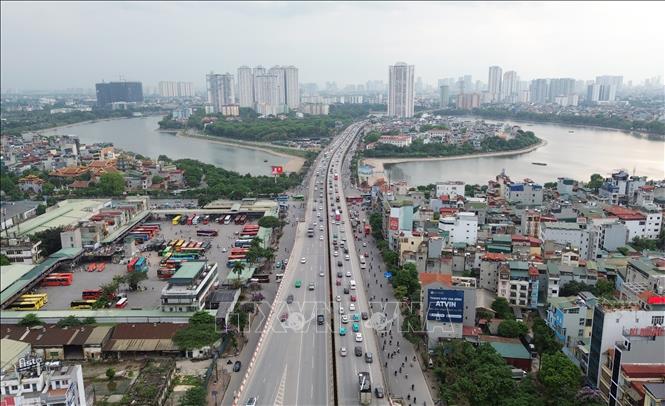 Lưu lượng giao thông tăng cao vào cuối ngày hướng di chuyển từ cầu Thanh Trì trên vành đai 3 hướng đi Linh Đàm, Mai Dịch. Ảnh: Quốc Khánh - TTXVN