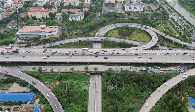 Lưu lượng giao thông tăng cao vào cuối ngày hướng di chuyển từ cầu Thanh Trì trên vành đai 3 hướng đi Linh Đàm, Mai Dịch. Ảnh: Quốc Khánh - TTXVN