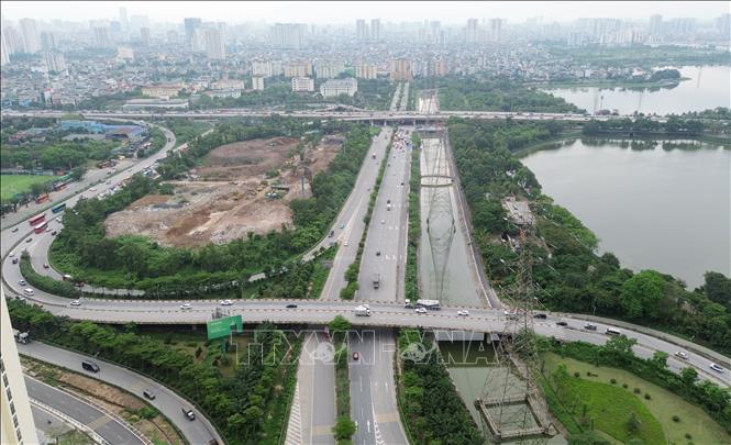 Các phương tiện nối đuôi nhau vào trung tâm thành phố cuối ngày 3/5. Ảnh: Quốc Khánh - TTXVN