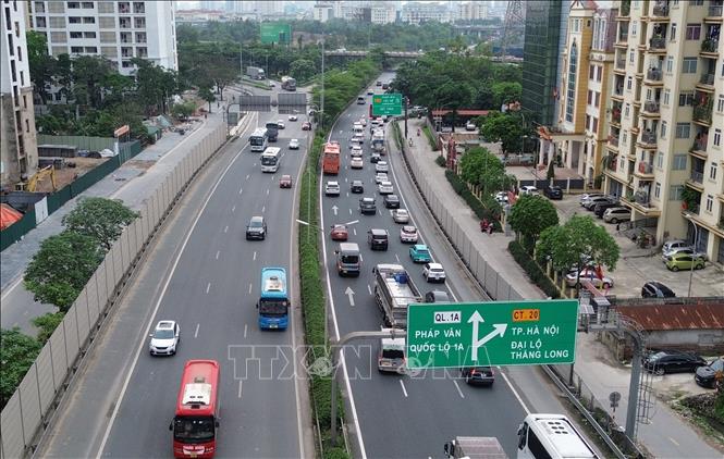 Tại nút giao kết thúc cao tốc Pháp Vân - Cầu Giẽ hướng vào trung tâm thành phố xảy ra tình trạng ùn tắc cục bộ, các phương tiện di chuyển khó khăn lúc 18h ngày 3/5. Ảnh: Quốc Khánh - TTXVN