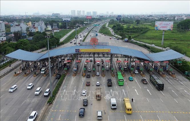 Khu vực trạm thu phí Pháp Vân - Cầu Giẽ ghi nhận lưu lượng giao thông tăng cao vào cuối ngày của đợt nghỉ lễ. Ảnh: Quốc Khánh - TTXVN