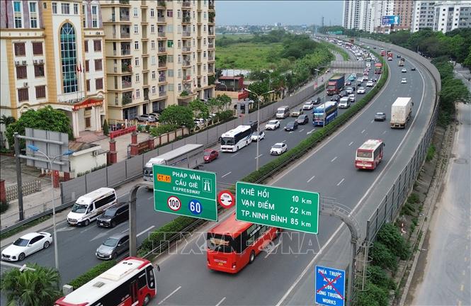 Tại nút giao kết thúc cao tốc Pháp Vân - Cầu Giẽ hướng vào trung tâm thành phố xảy ra tình trạng ùn tắc cục bộ, các phương tiện di chuyển khó khăn lúc 18h ngày 3/5. Ảnh: Quốc Khánh - TTXVN
