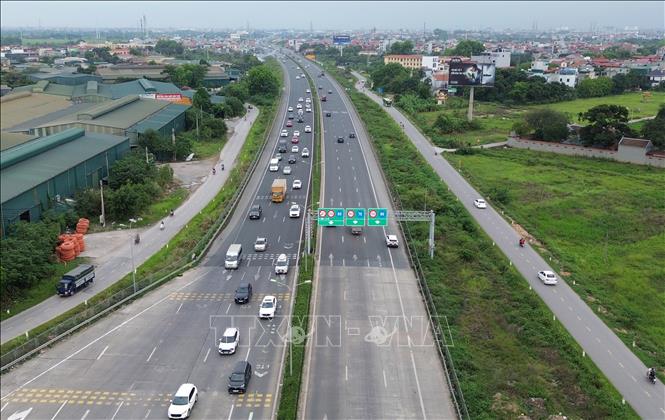 Lưu lượng giao thông trên cao tốc Pháp Vân - Cầu Giẽ tăng cao tại khu vực trạm thu phí hướng vào thành phố. Ảnh: Quốc Khánh - TTXVN