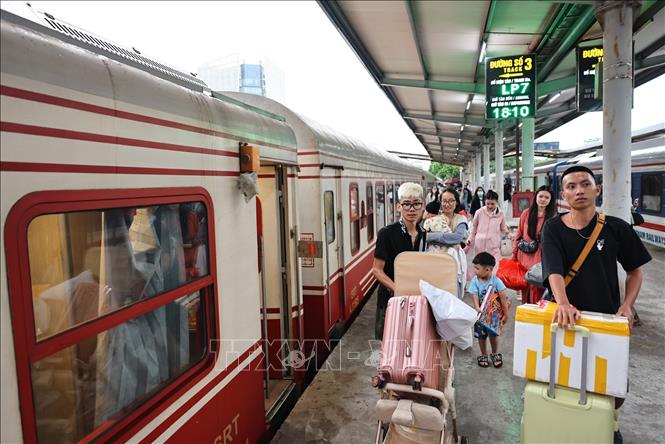 Người dân ở các tỉnh quay trở lại thủ đô bằng phương tiện đường sắt (ảnh chụp lúc 18h). Ảnh: Minh Đức – TTXVN

