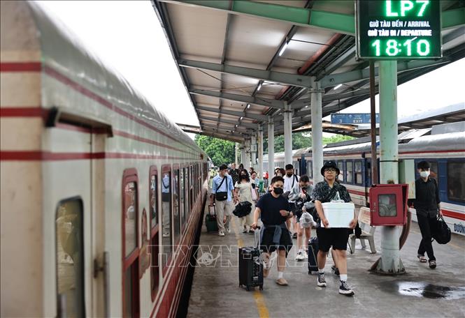 Người dân ở các tỉnh quay trở lại Thủ đô bằng phương tiện đường sắt. Ảnh: Minh Đức – TTXVN

