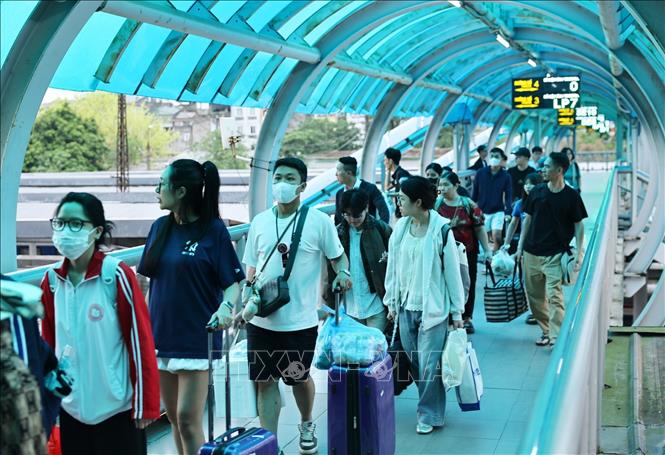 Người dân ở các tỉnh quay trở lại Thủ đô. Ảnh: Minh Đức – TTXVN

