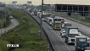 Cao tốc về Thành phố Hồ Chí Minh ùn tắc, bến xe, sân bay đông khách