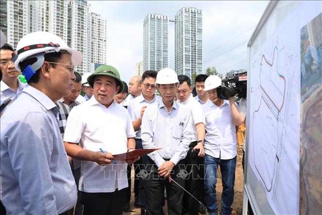 Bí thư Thành ủy Hà Nội Trần Đức Thắng kiểm tra Dự án hồ đầu mối Mễ Trì (hồ Đồng Bông 2). Ảnh: Văn Điệp - TTXVN