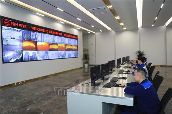 Cán bộ vận hành Nhà máy điện rác Seraphin - Khu xử lý chất thải rắn Xuân Sơn. Ảnh: Văn Điệp - TTXVN