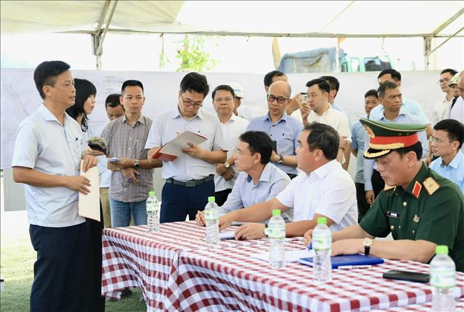 Bí thư Thành ủy Hà Nội Trần Đức Thắng chỉ đạo gỡ vướng mắc để thúc tiến độ dự án. Ảnh: Văn Điệp - TTXVN