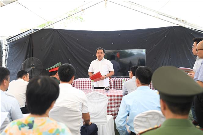 Bí thư Thành ủy Hà Nội Trần Đức Thắng chỉ đạo gỡ vướng để thúc tiến độ dự án. Ảnh: Văn Điệp - TTXVN