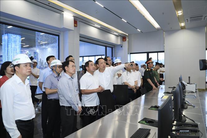 Bí thư Thành ủy Hà Nội Trần Đức Thắng kiểm tra Nhà máy điện rác Seraphin - Khu xử lý chất thải rắn Xuân Sơn. Ảnh: Văn Điệp - TTXVN