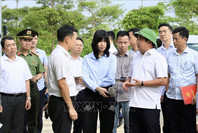 Bí thư Thành ủy Hà Nội Trần Đức Thắng trực tiếp trao đổi với lãnh đạo Đại học Quốc gia Hà Nội về dự án khu đô thị Đại học Quốc gia Hà Nội. Ảnh: Văn Điệp - TTXVN