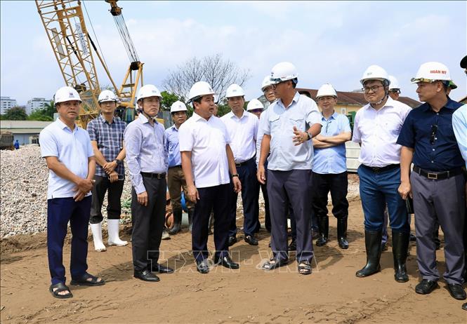Bí thư Thành ủy Hà Nội Trần Đức Thắng kiểm tra tiến độ Dự án hồ điều hòa Phú Đô (phường Từ Liêm). Ảnh: Văn Điệp - TTXVN