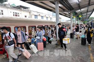 Ga Hà Nội chiều tối 3/5: Những chuyến tàu đầy ắp người dân về Thủ đô