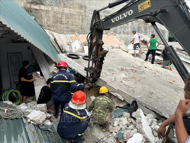 Các lực lượng chức năng tìm kiếm cứu nạn cứu hộ người bị vùi lấp. Ảnh: TTXVN phát 