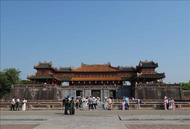 Large numbers of visitors tour Ngo Mon Gate at the Hue Citadel. Photo: Nguyen Ly – VNA