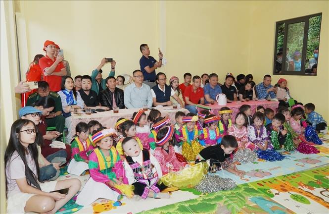 Các đại biểu, nhà tài trợ, phụ huynh và học sinh tham dự lễ khánh thành điểm trường thôn Sả Nhè Lử A, xã Sơn Vĩ. Ảnh: Minh Tâm-TTXVN
