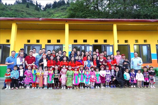 Các đại biểu, nhà tài trợ, giáo viên và học sinh chụp ảnh lưu niệm tại điểm trường mới. Ảnh: Minh Tâm-TTXVN