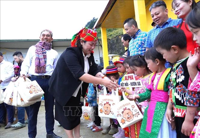 Đơn vị tài trợ trao quà cho học sinh tại lễ khánh thành điểm trường vùng cao xã Sơn Vĩ. Ảnh: Minh Tâm-TTXVN