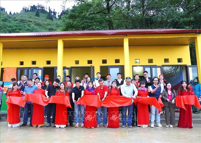 Các đại biểu thực hiện nghi thức cắt băng khánh thành điểm trường thôn Sả Nhè Lử A. Ảnh: Minh Tâm-TTXVN