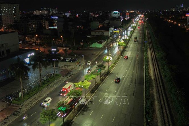 Tuyến Nguyễn Văn Linh đoạn từ Gia Lâm về Long Biên, phương tiện lưu thông ổn định, không xảy ra ùn ứ kéo dài. Ảnh: Phan Phương - TTXVN