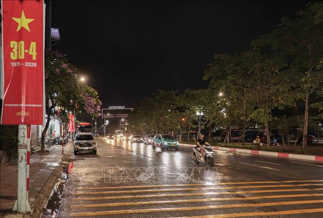 Ngã 4 Cổ Linh – Thạch Bàn, phương tiện lưu thông ổn định, không xảy ra ùn tắc. Ảnh: Phan Phương - TTXVN