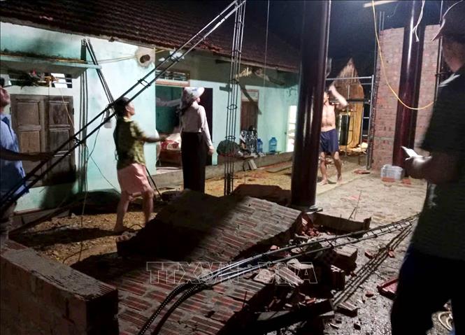 Tại xã Thành Bình Thọ dông lốc, mưa đá lớn làm tốc mái, hư hỏng 193 nhà dân, 1 nhà văn hóa thôn ước tính hơn 6 tỷ đồng. Ảnh: TTXVN phát