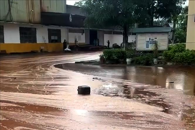 Dông lốc kèm sét đã đánh trúng bể chứa mật mía của một nhà máy mía, khiến khoảng 2.000 tấn mật tràn ra ngoài. Ảnh: TTXVN phát