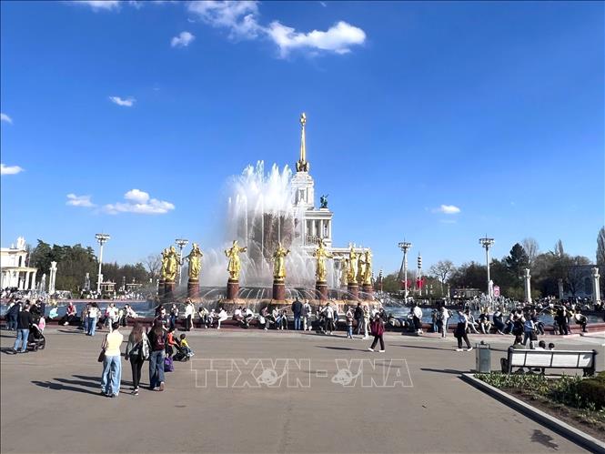 Rất đông người dân tập trung về đài phun nước tại Triển lãm thành tựu kinh tế quốc dân (VDNKh) giữa thời tiết oi nóng. Ảnh: Trần Hải - PV TTXVN tại Nga  