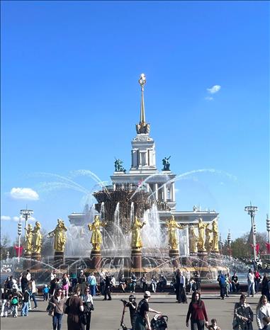 Người dân tập trung đông đúc tại đài phun nước ở Triển lãm thành tựu kinh tế quốc dân (VDNKh) để tìm cảm giác dễ chịu khi thời tiết oi nóng. Ảnh: Trần Hải - PV TTXVN tại Nga